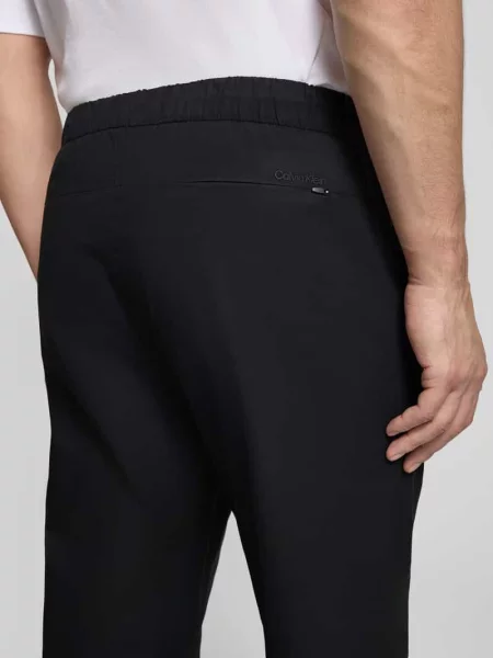 Spodnie o kroju slim fit o luźnym kroju z kieszeń z tyłu Ck Calvin Klein czarne