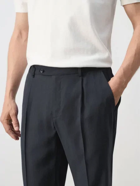Spodnie regular fit z zaszewkami Mężczyzna 42 MANGO MAN granatowy