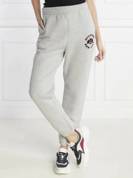 Tommy Hilfiger Jogger nadrág VARSITY FLOCK | Relaxed fit szürke