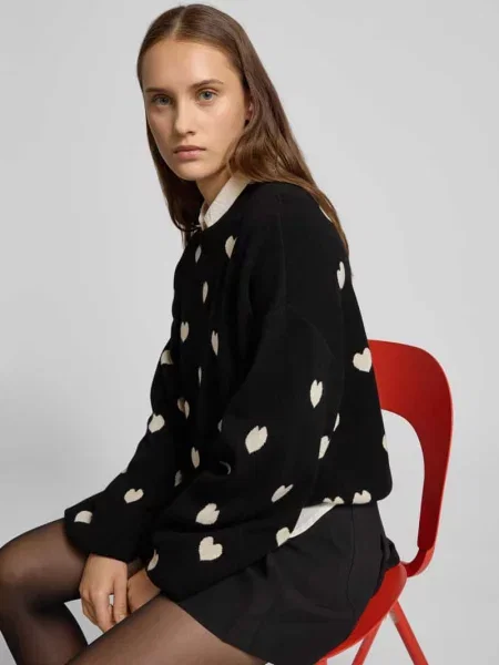 Sweter z dzianiny z bufiastymi rękawami model ‘CHARLOTT’ Noisy May biały