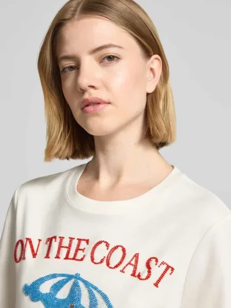 T-shirt o kroju relaxed fit z obszyciem ozdobnymi kamieniami Rich & Royal
