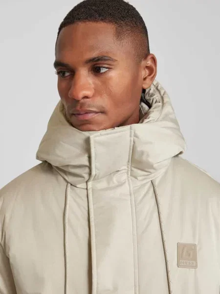 Kurtka pikowana z naszywką z logo model ‘FAWARIS’ Guess Activewear beżowa