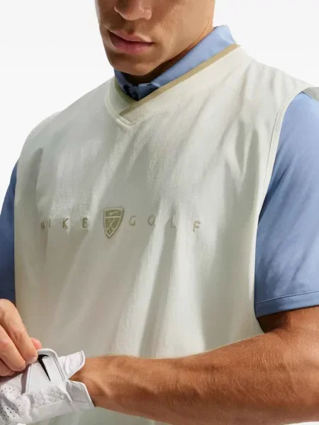 Tricou Nike cu broderie cu decolteu în V retro roz