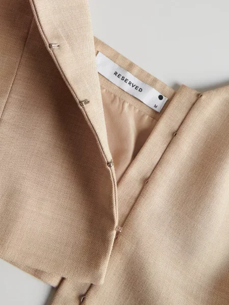 Жилет Reserved с глубоким декольте бежевый