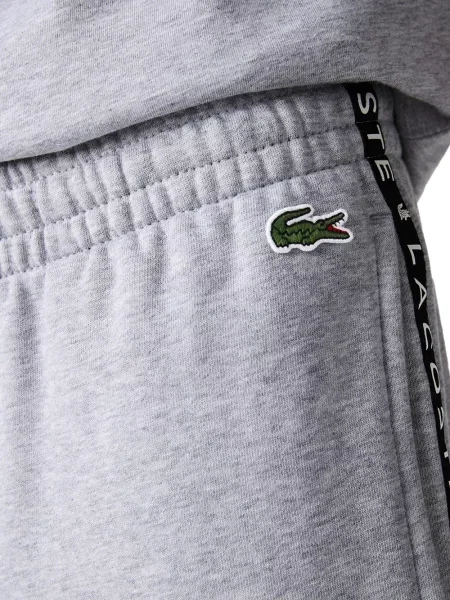 Prugaste trčanje hlače Lacoste od flisa siva