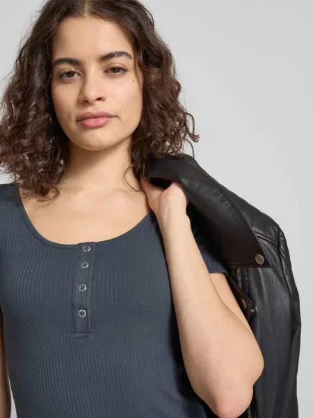 T-shirt z prążkowaną fakturą model ‘Kitte’ Pieces granatowa