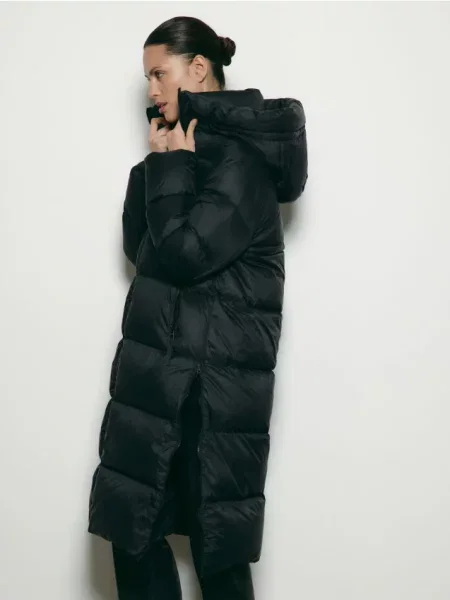 Reserved Пухова куртка з каптуром чорний