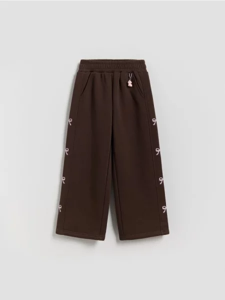 Reserved Pantaloni de trening cu breloc decorativ maro-închis maro