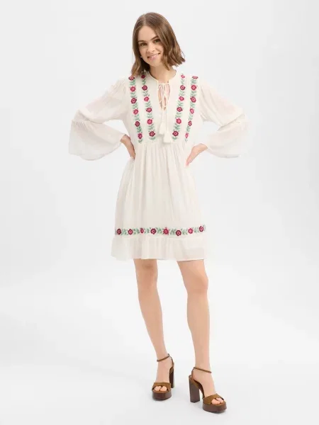 Luźna sukienka z haftami model CHELLA' Y.a.s biała