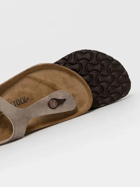 Žabky Birkenstock Gizeh na plochém béžová