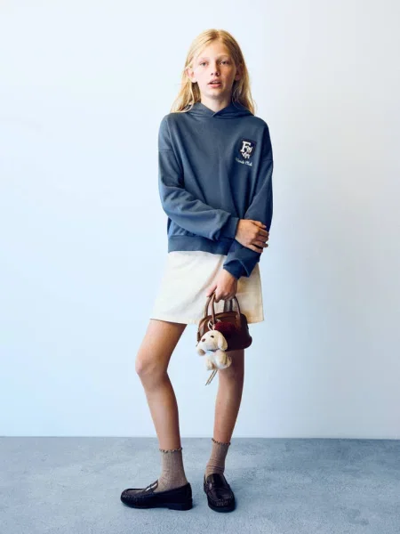 Bluza o kroju relaxed fit z haftem Dzieci lata MANGO KIDS niebieski