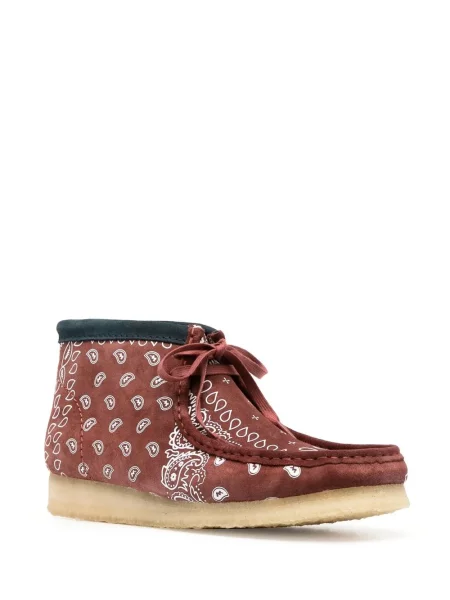 Šněrovací kotníkové boty Clarks Originals s potiskem s paisley potiskem hnědé