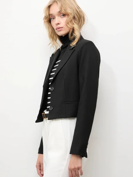 Answear.LAB sacou un singur rand de neted negru