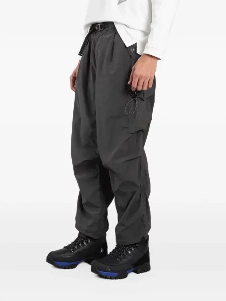 Cu centură pantaloni cargo And Wander gri
