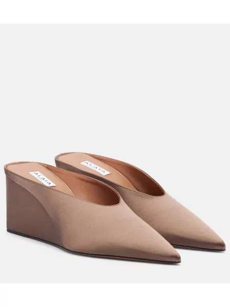 Papuci tip mules Alaïa din satin cu pană maro