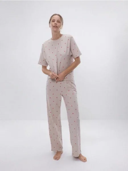 Reserved Pijama din două piese cu inimi bej