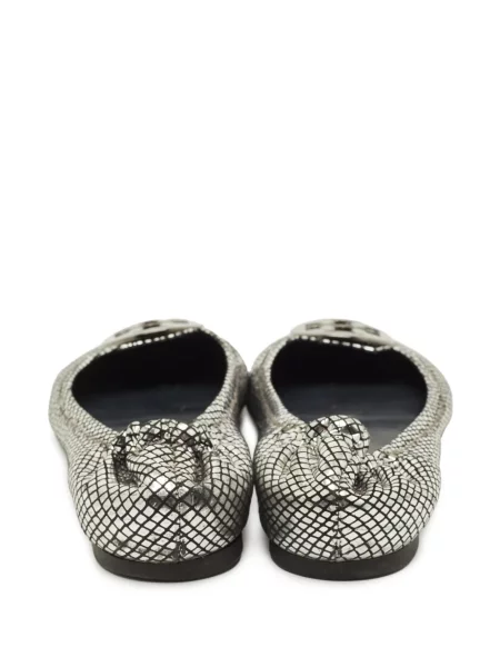 Balerina Tory Burch autogrammal