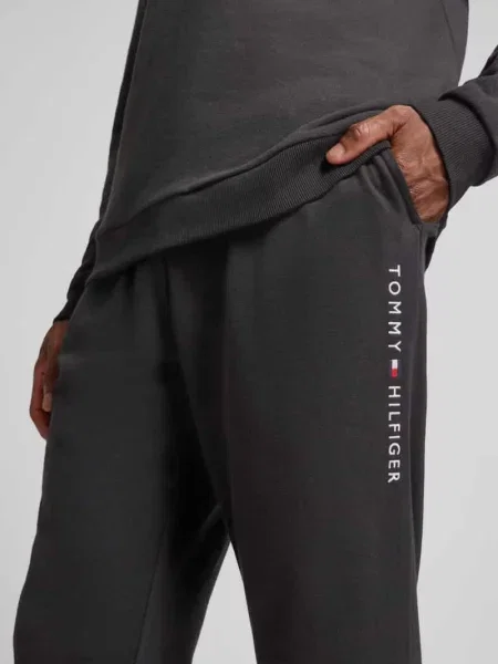Spodnie dresowe o kroju regular fit z mieszanki bawełny Tommy Hilfiger czarne