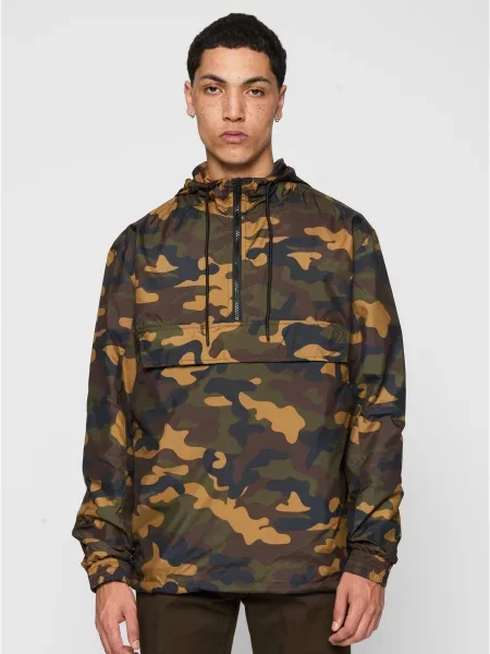 Wiatrówka Urban Classics w kamuflażu czarna