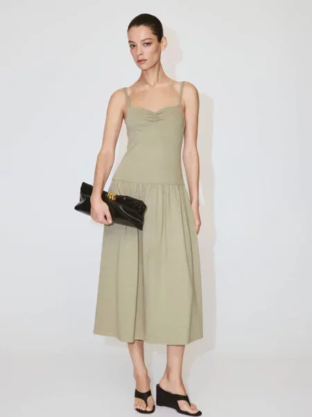 Obszerna sukienka z marszczonym dekoltem khaki Kobieta XS MANGO