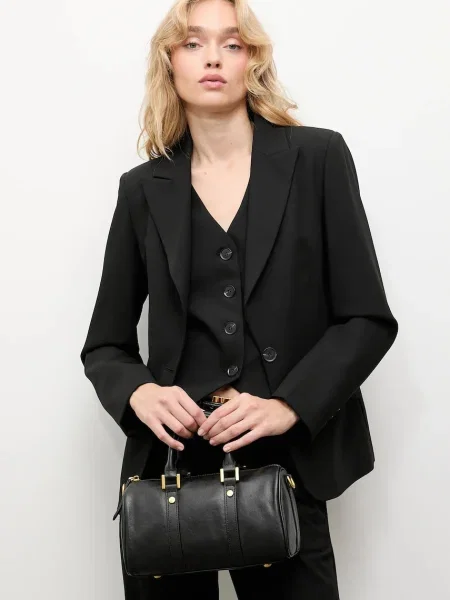 Answear.LAB sacou un singur rand de neted negru