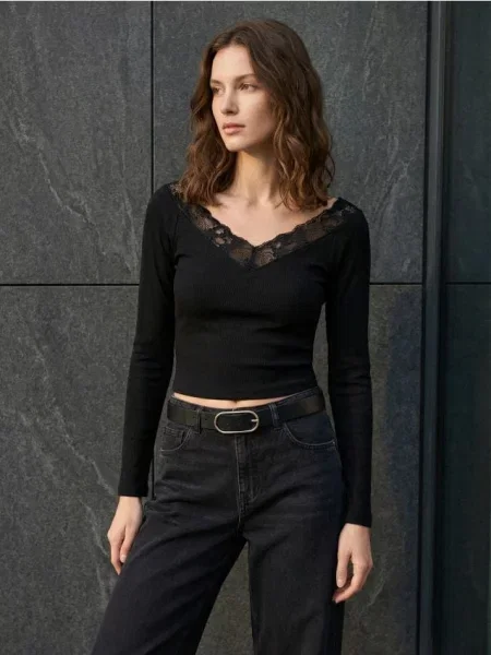 Рифлена блуза з мереживним декольте чорний