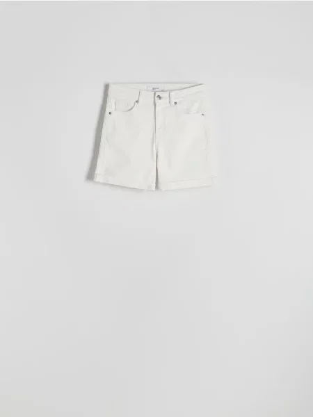 Reserved Jeansowe szorty z podwiniętymi nogawkami biały