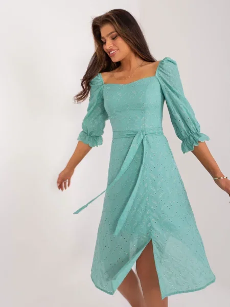 Rochie midi Fashionhunters cu broderie până la genunchi de costum fucsie