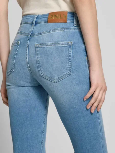 Jeansy o rozkloszowanym kroju z naszywką z logo model ‘BLUSH’ Only niebieskie