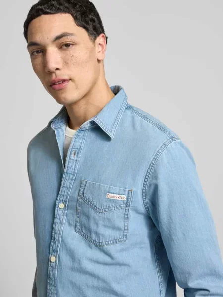 Koszula jeansowa o kroju regular fit z detalem z logo Calvin Klein Jeans