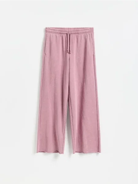 Reserved Pantaloni de trening cu efect prespălat roz-pudră roz