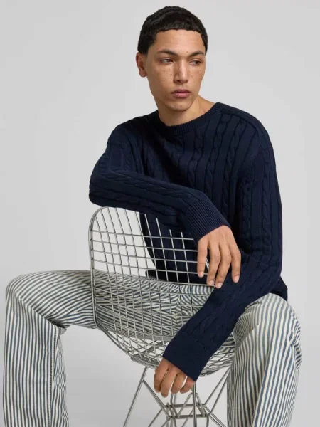 Sweter w dzianinowej optyce krój slim fit Filippa K granatowy