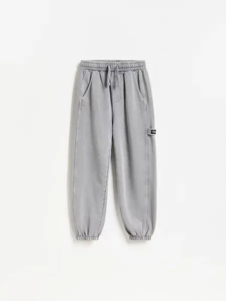Reserved Joggery baggy z efektem sprania ciemnoszary