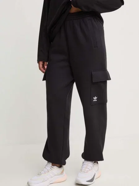 Спортен панталон adidas Originals с изчистен дизайн черно