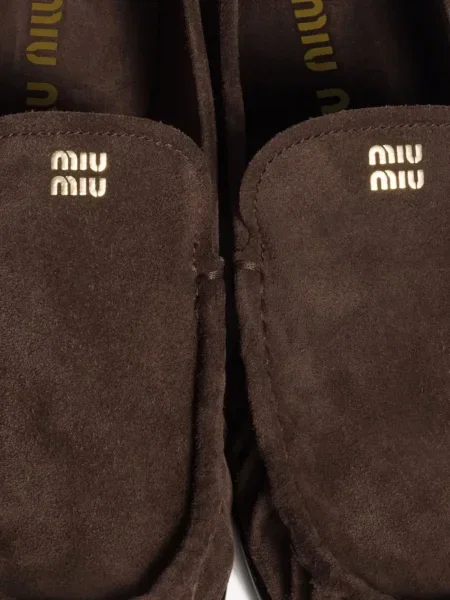 Pantofi loafer Miu Miu din piele de căprioară cu imagine maro