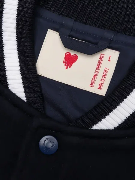 Geacă Emotionally Unavailable cu motiv cu inimi negru