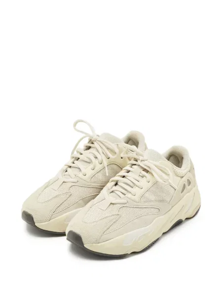 Sneakerși Adidas Yeezy din piele de căprioară