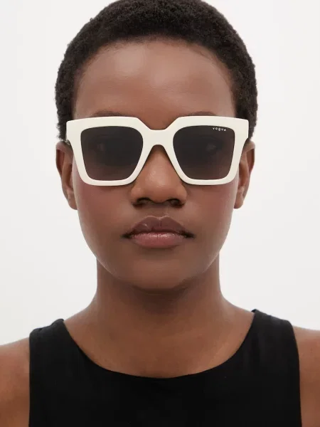 Солнцезащитные очки Vogue