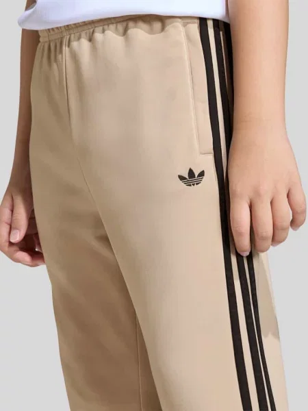 Spodnie dresowe krój regular fit z koniczyną Trefoil Adidas Originals beżowe