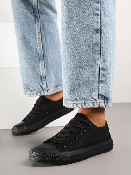 Teniși înalți negri