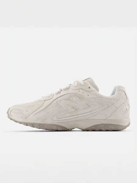 Замшевые повседневные кроссовки New Balance бежевые