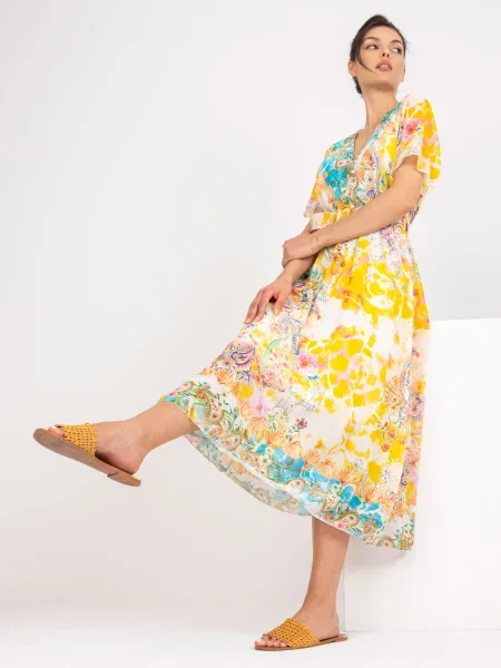 Rochie midi Fashionhunters cu imagine până la genunchi de costum alb