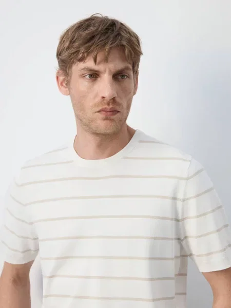Koszulka slim fit z dzianiny w paski złamana biel Mężczyzna XL MANGO MAN