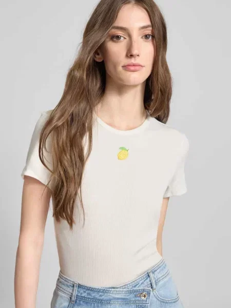 T-shirt o kroju z prążkowaniem model ‘DANIELLA’ biała