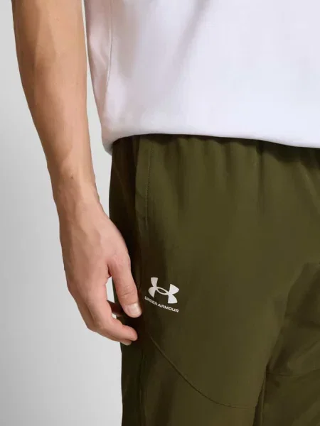 Spodnie dresowe z elastycznym ściągaczem Under Armour oliwkowe