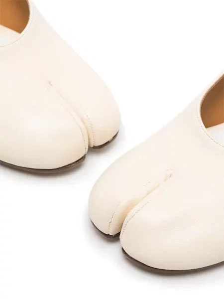 Czółenka Maison Margiela z otwartą piętą biała