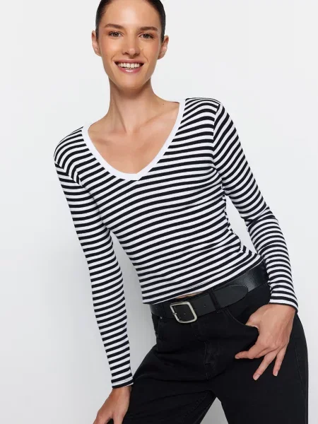 Bluză Trendyol cu dungi tricotate cu decolteu în V negru