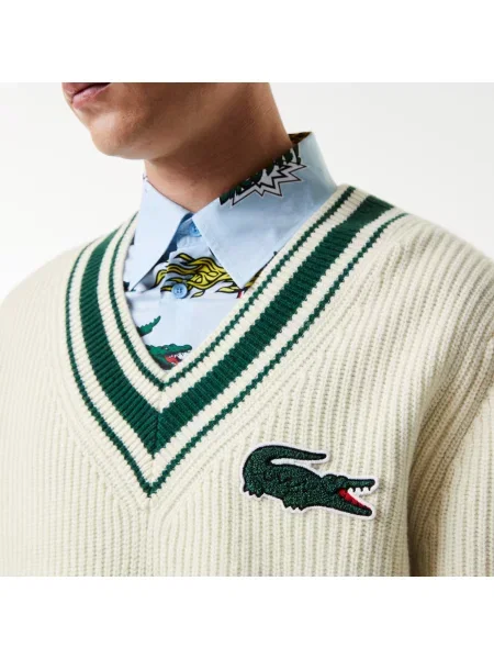 Lacoste Sweter Świąteczny W Pasy Z Dekoltem W Kształcie Litery V I Naszywką W Komiksowym Stylu biały