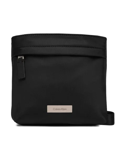 Calvin Klein Crossover torbica Sleek Slim Flatpack crna