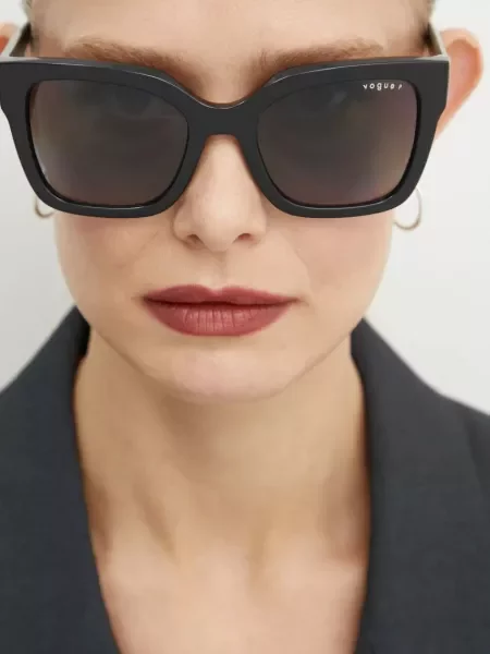 Sluneční brýle VOGUE černá